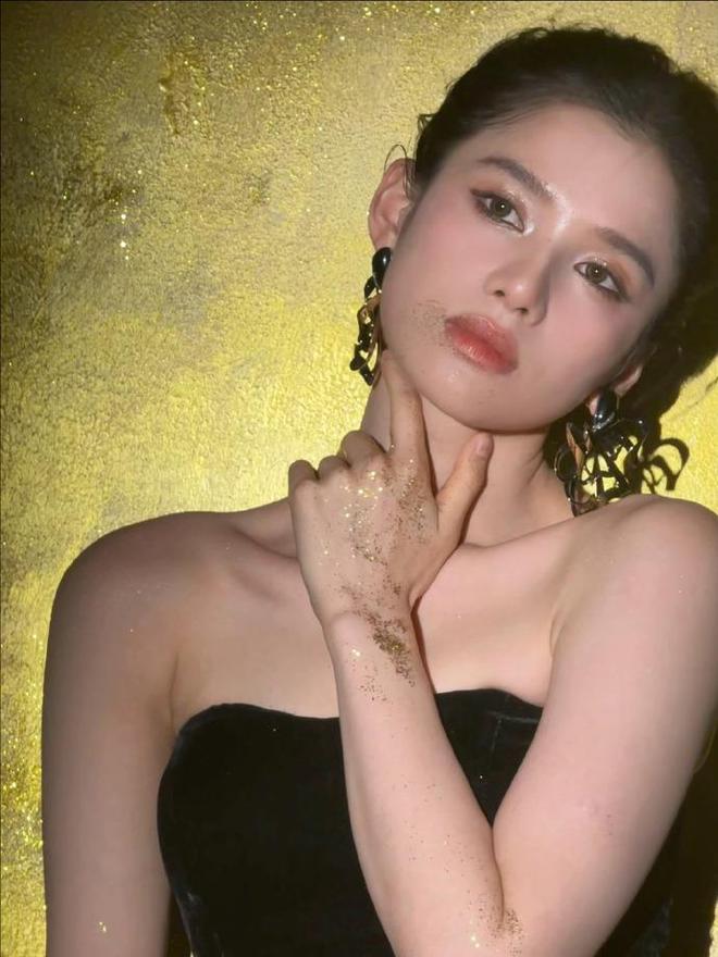 色鎏金抹胸裙​​​端庄大气骨架真美瓦力棋牌游戏张婧仪这张脸未来可期黑(图1)