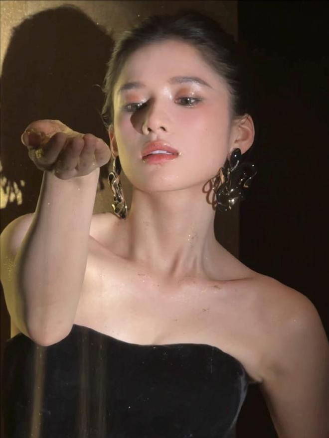 色鎏金抹胸裙​​​端庄大气骨架真美瓦力棋牌游戏张婧仪这张脸未来可期黑(图2)