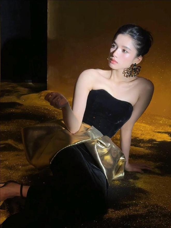 色鎏金抹胸裙​​​端庄大气骨架真美瓦力棋牌游戏张婧仪这张脸未来可期黑(图3)